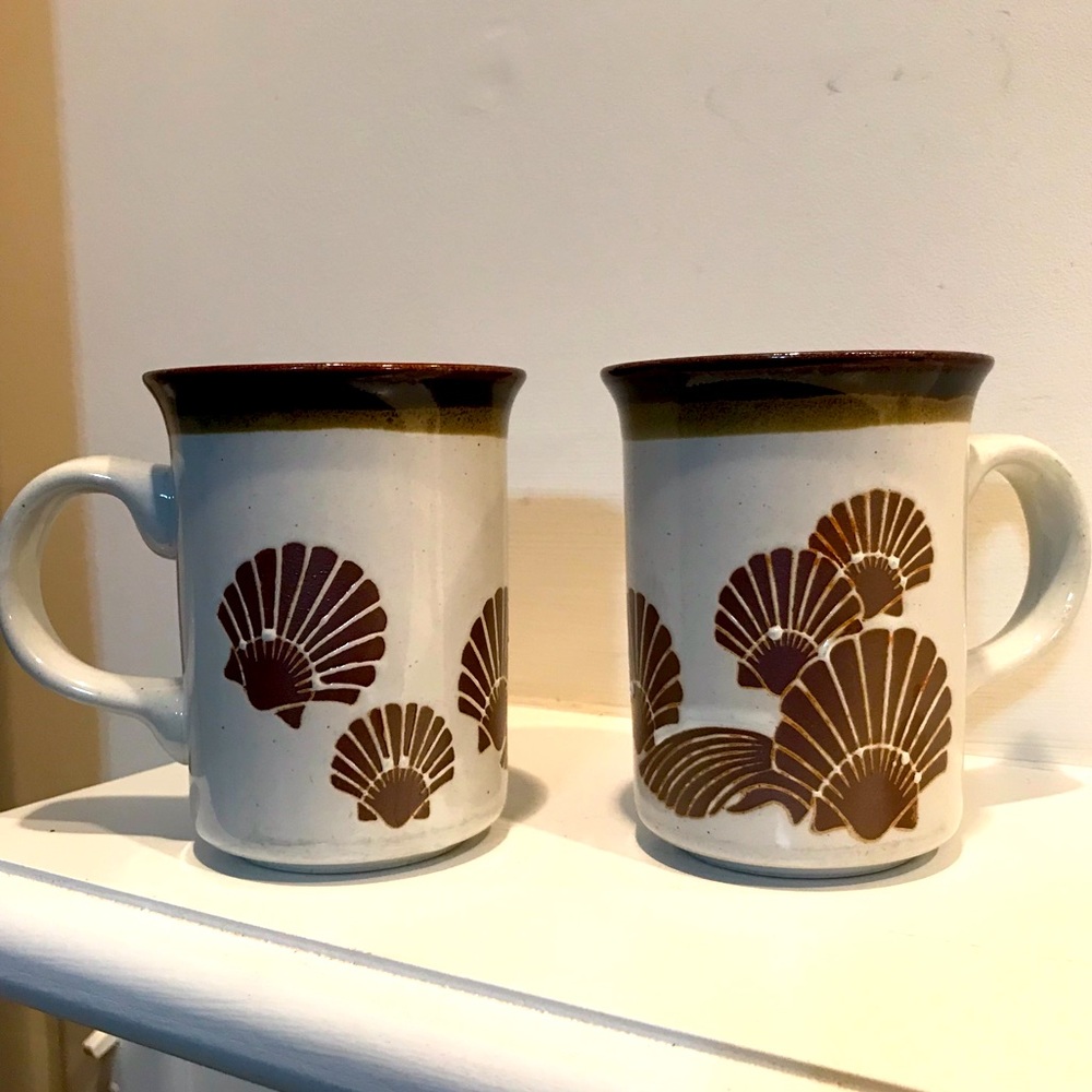 Vintage pair of coffee/tea mugs with seashells